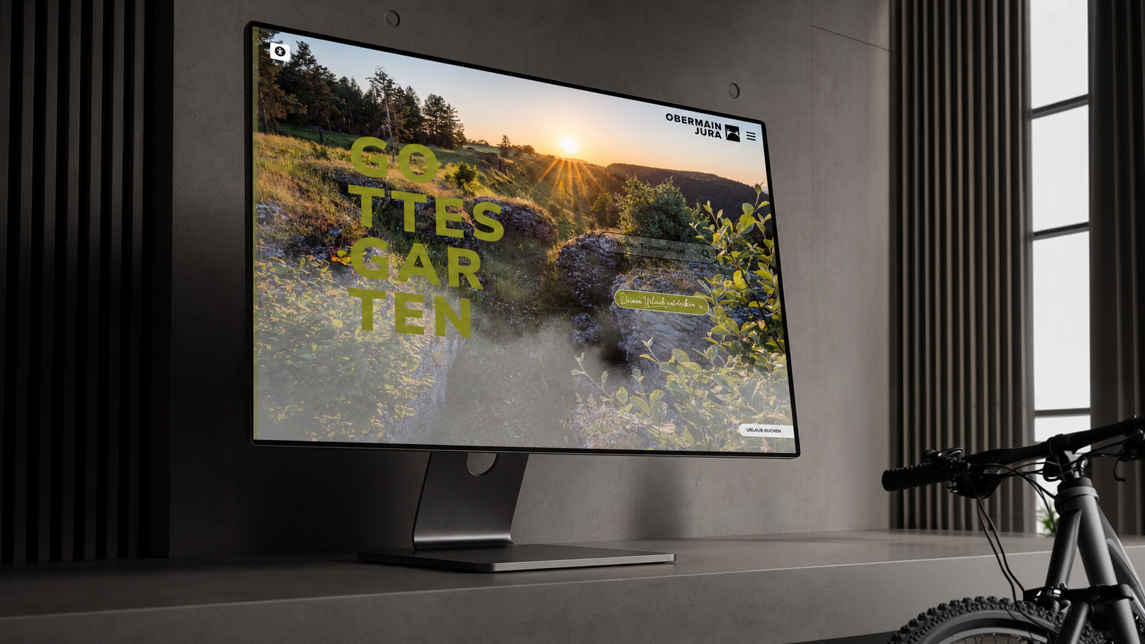 Website von Obermain Jura auf einem Desktop-Monitor in einem modernen Interior