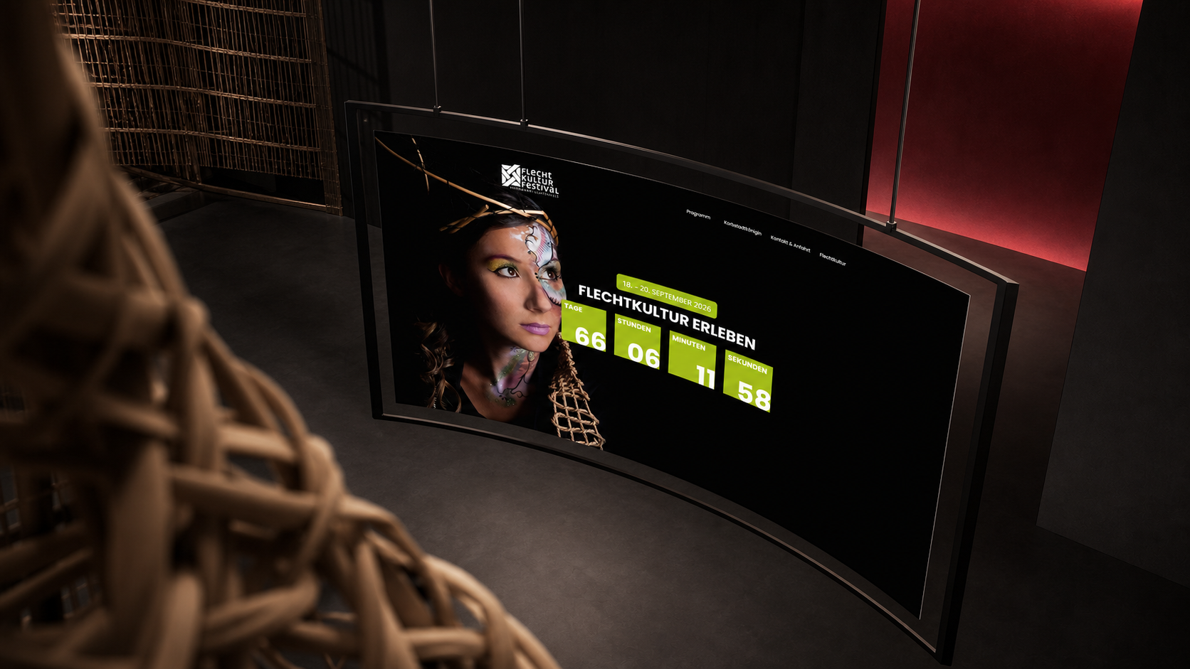 Website des Flecht-Kultur-Festivals auf einem gebogenen OLED-Display